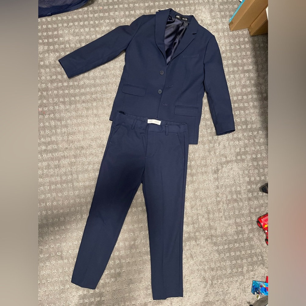Boys Zara navy suit size kids 7. Excellent condition only worn once.